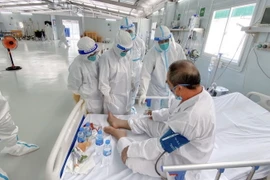 Đội ngũ y bác sỹ bệnh viện Việt Đức tận tâm ngày đêm điều trị cho bệnh nhân COVID-19 tại Trung tâm. (Ảnh: TTXVN phát)