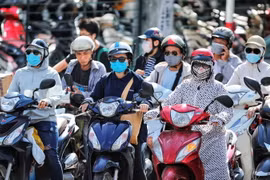 Chỉ số tia UV ở Hà Nội ở mức 6-8, nguy cơ gây hại từ trung bình đến cao. (Ảnh: Thành Đạt/TTXVN)
