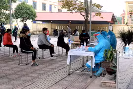 Ngành y tế tỉnh Bắc Ninh tiến hành điều tra dịch tễ đối với người dân tại xã Lâm Thao, huyện Lương Tài. (Ảnh: Thanh Thương/TTXVN)