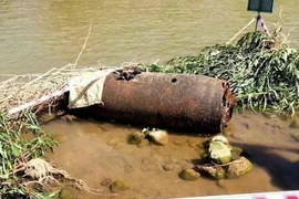 Khoanh vùng bảo vệ quả bom. (Ảnh: Lê Ngọc Phước/TTXVN)