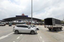 Lực lượng chức năng hướng dẫn các phương tiện quay đầu xe. (Ảnh: Minh Quyết/TTXVN)