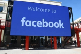 Biểu tượng Facebook tại trụ sở ở Menlo Park, California, Mỹ. (Ảnh: AFP/TTXVN)