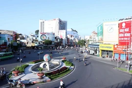 Vòng xoay Lăng Cha Cả, quận Tân Bình, TP.HCM thưa vắng người tham gia giao thông trong ngày đầu Thành phố thực hiện giãn cách xã hội theo Chỉ thị 15. (Ảnh: Xuân Khu/TTXVN)