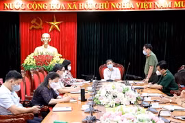 Chủ tịch UBND tỉnh, Trưởng Ban chỉ đạo phòng chống dịch COVID-19 tỉnh Hòa Bình Bùi Văn Khánh chủ trì cuộc họp. (Ảnh: Thanh Hải/TTXVN)