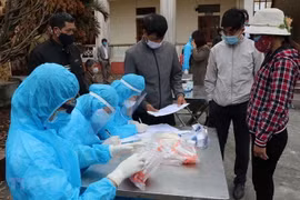 Lấy mẫu xét nghiệm SARS-CoV-2 cho người dân. (Ảnh: Mạnh Minh/TTXVN)