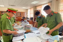 Lực lượng công an khám xét nơi làm việc của các đối tượng, thu giữ nhiều tang vật liên quan đến vụ án. (Ảnh: Công an tỉnh An Giang cung cấp/TTXVN phát)