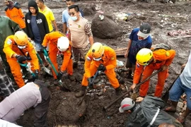 Lực lượng cứu hộ tìm kiếm nạn nhân tại hiện trường vụ sạt lở đất do mưa lớn ở Đông Flores, Indonesia ngày 5/4. (Ảnh: AFP/TTXVN)