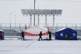 Nhân viên cứu hộ dựng lều tạm cho người dân bị mất nhà cửa trong trận động đất ở Thanh Hải, Trung Quốc, ngày 22/5. (Ảnh: THX/TTXVN)