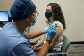 Nhân viên y tế tiêm thử nghiệm vaccine ngừa COVID-19 của Moderna. (Ảnh: AFP/TTXVN)