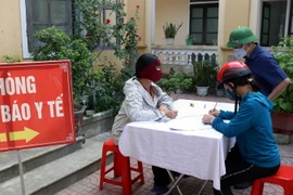 Lực lượng y tế tổ chức khai báo y tế cho người dân. (Ảnh: Công Tường/TTXVN)