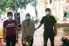 Đối tượng Hiếu bị công an bắt giữ. (Ảnh: TTXVN phát)