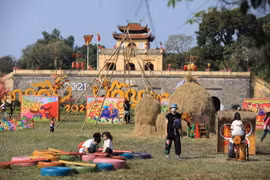 Du khách tham quan và trải nghiệm không khí Tết Việt xưa qua các trò chơi dân gian. (Ảnh: Minh Đức/TTXVN)