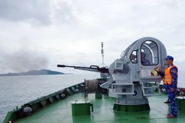 Bộ Tư lệnh Vùng Cảnh sát biển 1 thực hành bắn pháo trên biển. (Ảnh: TTXVN)