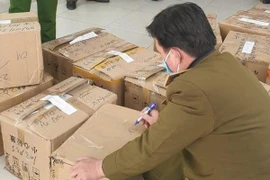 Lực lượng chức năng niêm phòng số đồng hồ thu giữ. (Nguồn: baohanoimoi.com.vn)