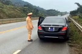 Cảnh sát giao thông dừng chiếc xe Mercedes che biển số sáng 11/1. (Nguồn: vnexpress.net)