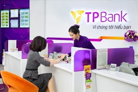 Khách hàng giao dịch tại ngân hàng. (Nguồn: TPBank)