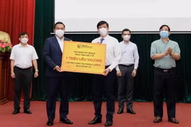 Đại diện Tập đoàn T&T Group trao tặng 1 triệu liều vaccine hỗ trợ công tác phòng, chống COVID-19. (Ảnh: TTXVN phát)