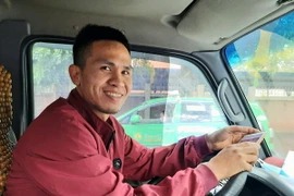 Anh Nguyễn Ngọc Mạnh, 31 tuổi, tài xế xe tải quê Đông Anh, Hà Nội, kịp trèo lên mái che sảnh tầng 1 hứng đỡ bé gái 3 tuổi rơi từ tầng 12A tòa nhà 60B Nguyễn Huy Tưởng. (Ảnh: Doãn Tấn/TTXVN)