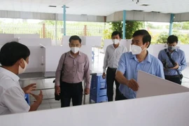 Chủ tịch UBND tỉnh Phạm Thiện Nghĩa kiểm tra và chỉ đạo công tác đảm bảo phòng, chống dịch tại Công ty Trách nhiệm hữu hạn Xuất nhập khẩu Cỏ May. (Nguồn: dongthap.gov)