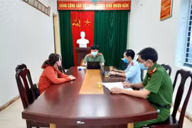 Lực lượng chức năng làm việc đối tượng liên quan đến hành vi cung cấp, chia sẻ thông tin sai sự thật, xuyên tạc, xúc phạm uy tín của cơ quan, tổ chức. (Ảnh: Cường Quân/TTXVN)