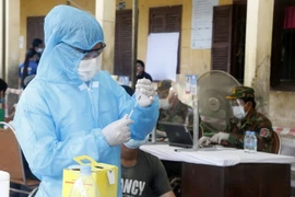 Nhân viên y tế tiêm vaccine ngừa COVID-19 cho người dân ở Phnom Penh, Campuchia, ngày 1/5. (Ảnh: THX/TTXVN)