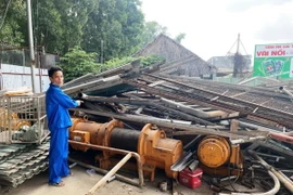 Đối tượng Phạm Văn Thiên bị bắt cùng tang vật. (Ảnh: Thanh Tân/TTXVN)