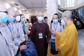 Thượng tọa Thích Nhật Từ, Phó Viện trưởng Thường trực Học viện Phật học Việt Nam tại TP.HCM dặn dò các tình nguyện viên Phật giáo trước lúc lên đường tham gia hỗ trợ tại 3 bệnh viện dã chiến, bệnh viện hồi sức COVID-19 tại thành phố Thủ Đức. (Ảnh: Xuân Kh