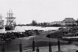 Bến Nhà Rồng (Sài Gòn) đầu thế kỷ XX. Từ nơi này, ngày 5/6/1911, người thanh niên yêu nước Nguyễn Tất Thành đã rời Tổ quốc trên con tàu Đô đốc Latouche-Tréville để thực hiện hoài bão giải phóng nước nhà khỏi ách nô lệ của thực dân, đế quốc. (Ảnh: Tư liệu 