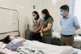 Lãnh đạo tỉnh và thành phố Yên Bái thăm công nhân đang điều trị tại Bệnh viện Đa khoa Hữu Nghị 103. (Ảnh: Đức Tưởng/TTXVN)