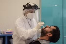 Nhân viên y tế lấy mẫu xét nghiệm COVID-19 cho người dân tại Sao Paulo, Brazil, ngày 7/4 vừa qua. (Ảnh: THX/TTXVN)