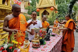 Lễ Chol Chnam Thmay là lễ Tết lớn nhất của người Khmer, diễn ra 3 ngày liên tiếp tính theo lịch cổ truyền của dân tộc Khmer tức là vào đầu tháng Chét của người Khmer. (Ảnh: Thế Anh/TTXVN)