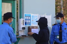 Công nhân tại các công ty trong Khu công nghiệp Thăng Long phải thực hiện đầy đủ công tác phòng, chống dịch. (Ảnh: Phan Tuấn Anh/TTXVN)