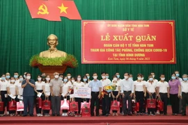 [Photo] 30 bác sỹ, điều dưỡng Kon Tum lên đường hỗ trợ Bình Dương