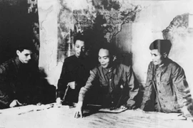 Tổng quân ủy, Bộ Tổng Tư lệnh họp bàn kế hoạch tác chiến Đông-Xuân 1953-1954. Từ phải sang trái: Chủ nhiệm Tổng cục Chính trị Nguyễn Chí Thanh, Đại tướng Tổng Tư lệnh Võ Nguyên Giáp, Chủ nhiệm Tổng cục Cung cấp Trần Đăng Ninh, Tổng Tham mưu trưởng Văn Tiế