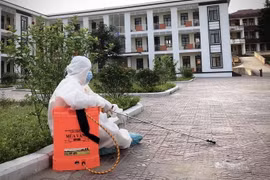 Nghỉ ngơi sau khi phun khử trùng trong khu cách ly tập trung. (Ảnh: Tuấn Anh-Hoàng Long/TTXVN phát)