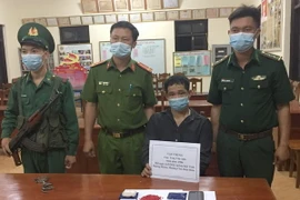 Đối tượng Tòng Văn Ánh và tang vật vụ án tại cơ quan chức năng. (Ảnh: TTXVN phát)