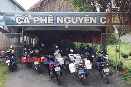 Lực lượng chức năng tiến hành kiểm tra quán cà phê L.T tại thời điểm vi phạm. (Nguồn: baobinhphuoc)