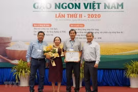 Trao giải Nhất hạng mục gạo thơm cho sản phẩm gạo ST25. (Ảnh: Xuân Anh/TTXVN)