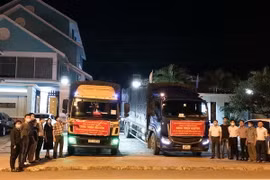 Những chuyến xe chạy xuyên đêm từ tỉnh Kon Tum mang cá, gạo hỗ trợ cho người dân tại tâm dịch Thành phố Hồ Chí Minh. (Ảnh: TTXVN phát)