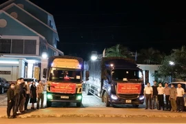 Những chuyến xe chạy xuyên đêm từ tỉnh Kon Tum mang cá, gạo hỗ trợ cho người dân tại tâm dịch Thành phố Hồ Chí Minh. (Ảnh: TTXVN phát)