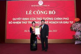 Bộ trưởng Bộ Kế hoạch và Đầu tư Nguyễn Chí Dũng thừa ủy quyền của Thủ tướng Chính phủ, trao Quyết định bổ nhiệm Thứ trưởng Bộ Kế hoạch và Đầu tư cho bà Nguyễn Thị Bích Ngọc. (Nguồn: baodautu)