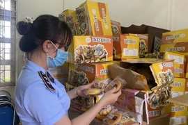 Lực lượng quản lý thị trường tỉnh Gia Lai kiểm tra lô hàng bánh trung thu không rõ nguồn gốc, xuất xứ. (Ảnh: TTXVN phát)
