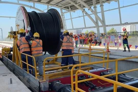 Thi công hạng mục cấp điện cho toàn tuyến metro số 1. (Ảnh: Tiến Lực/TTXVN)