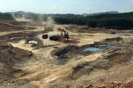 Hiện trường khai thác tại mỏ đất Đồng Tâm ở phường Thủy Phương, thị xã Hương Thủy. (Ảnh: Đỗ Trưởng/TTXVN)