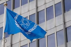 Cờ của IAEA trước trụ sở cơ quan này tại Vienna, Áo. (Ảnh: IRNA/TTXVN)