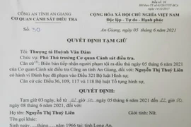 Quyết định tạm giữ hình sự đối tượng Nguyễn Thị Thủy Liên cầm đầu đường dây đánh bạc. (Ảnh: TTXVN phát) 