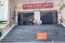 Tại khu vực cổng chợ Cốc Lếu có biển thông báo đeo khẩu trang khi vào chợ. (Nguồn: baolaocai)