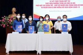 Lễ ký kết thực hiện chương trình Vòng tay Việt-Sài Gòn. (Ảnh: Xuân Khu/TTXVN)