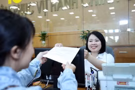 Tiếp nhận và giải quyết hồ sơ của các sở, ban, ngành tại Trung tâm Phục vụ hành chính công tỉnh Bắc Giang. (Ảnh: Danh Lam/TTXVN)