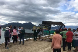 Thi thể của 1 ngư dân tàu cá được đưa vào bờ để lo hậu sự. (Nguồn: tuoitre.vn)